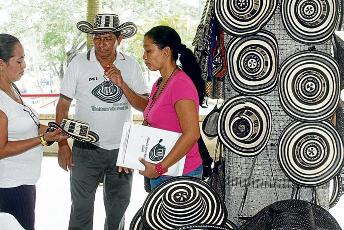Indígenas artesanos provenientes de San Antonio de Palmito exponen los sombreros vueltiaos y otros accesorios fabricados con caña flecha.