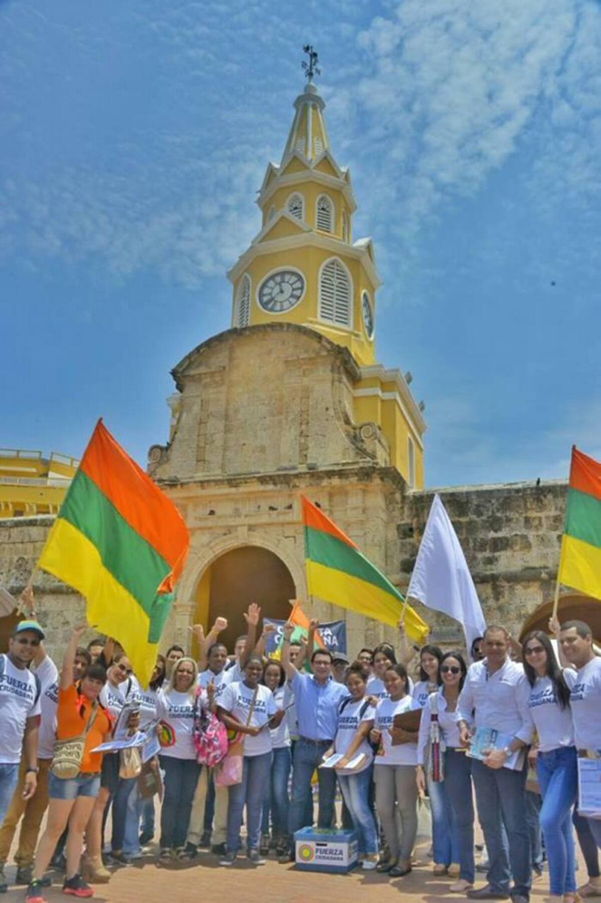 Miembros del movimiento Fuerza Ciudadana, luego de la recolección de firmas e ideas por la paz y el cambio en Cartagena. Cortesía
