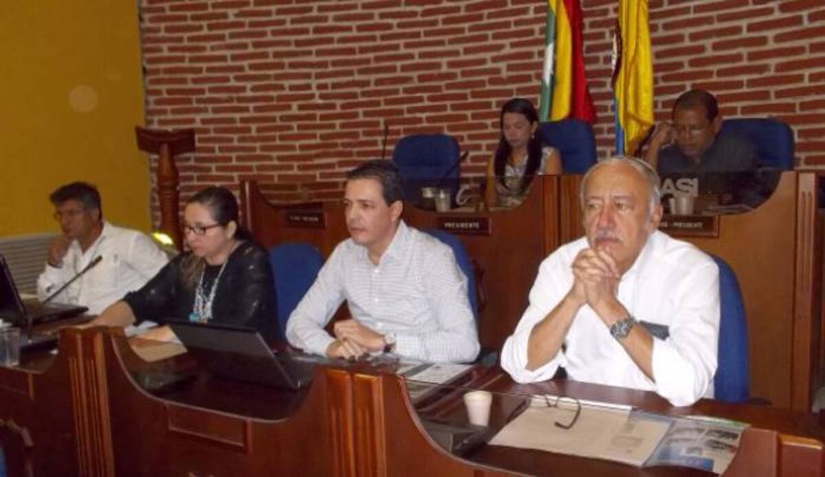 En la imagen, el director de servicios públicos del Distrito Mauricio Sánchez, la directora del EPA Norma Badrán, los representantes de las empresas de aseo Pacaribe y Aseo Urbano de la Costa (antes Urbaser) José Saavedra y Pedro Gutiérrez. Cortesía Prensa Concejo