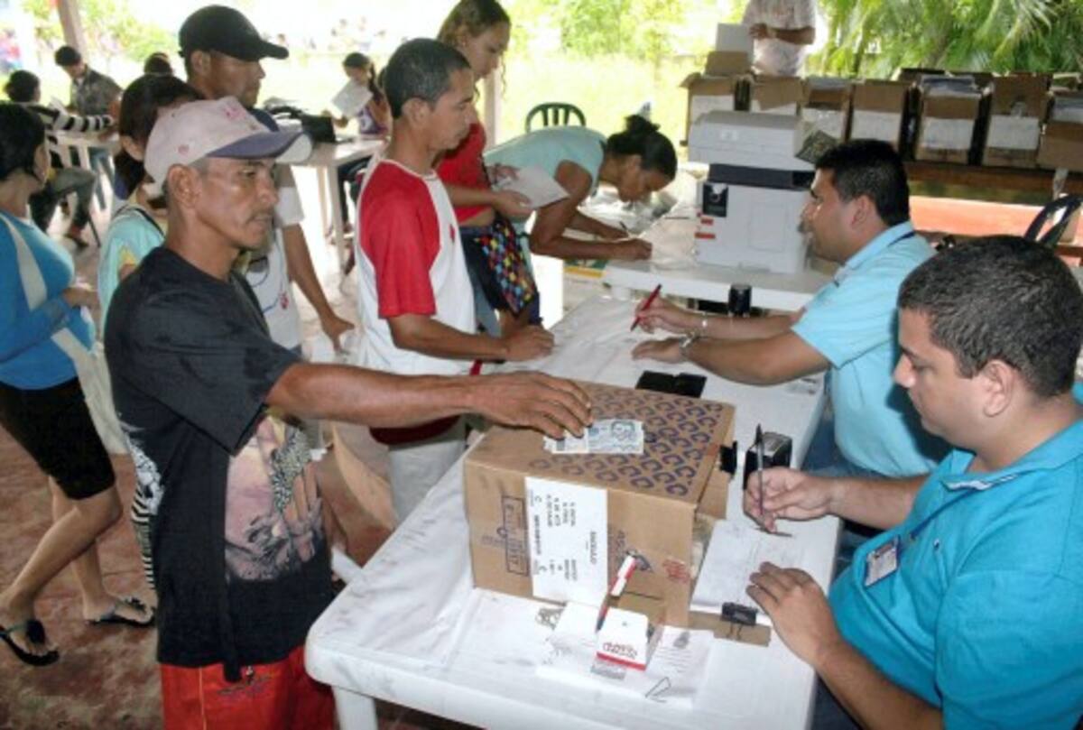 Cerca de 2, 5 millones del programa gubernamental Familias en Acción tienen hoy acceso al microcrédito. La bancarización a esta población se organizó en 2008 con la apertura de cuentas de ahorro electrónicas.