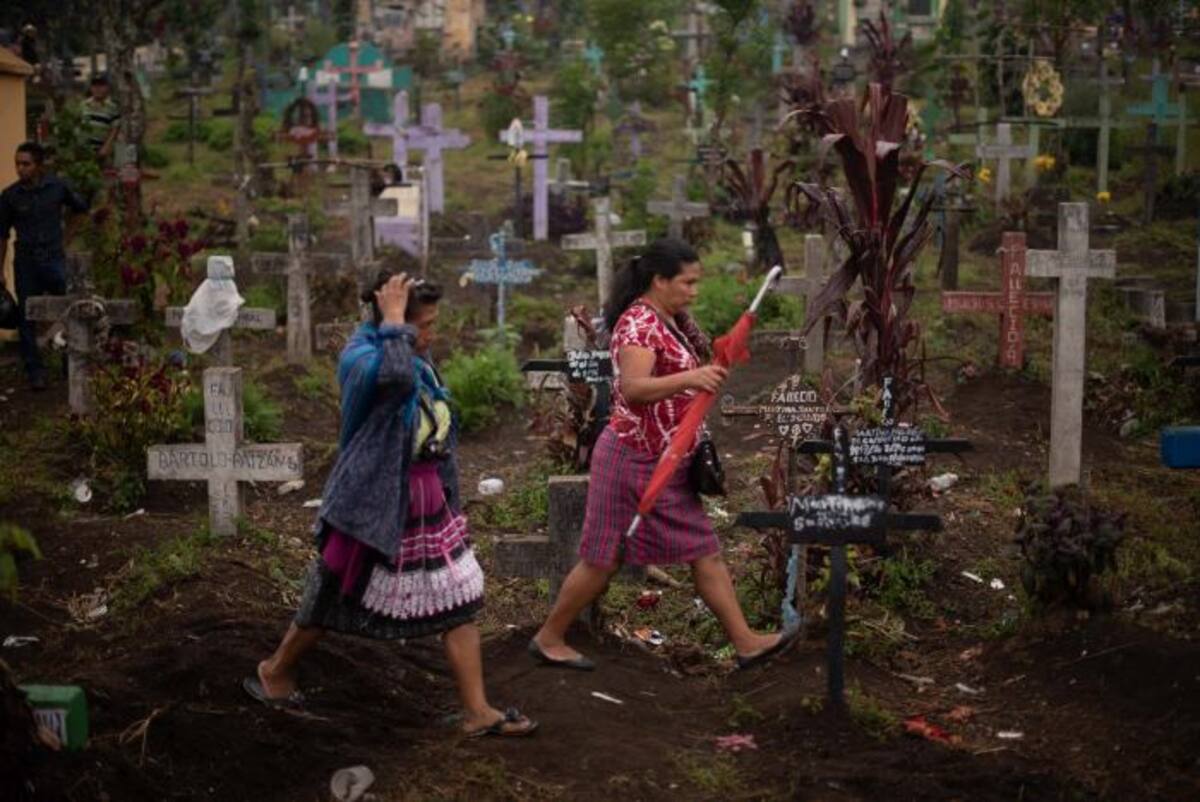 Dos mujeres asisten al entierro de Erick Jeremías Rivas, unas de las víctimas que dejó la erupción del Volcán de Fuego. EFE Santiago Billy