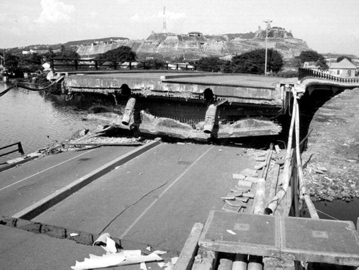 La parte central del Puente Heredia se desplomó el 20 de junio de 1995, 6 meses después de que se terminara su construcción. ARCHIVO