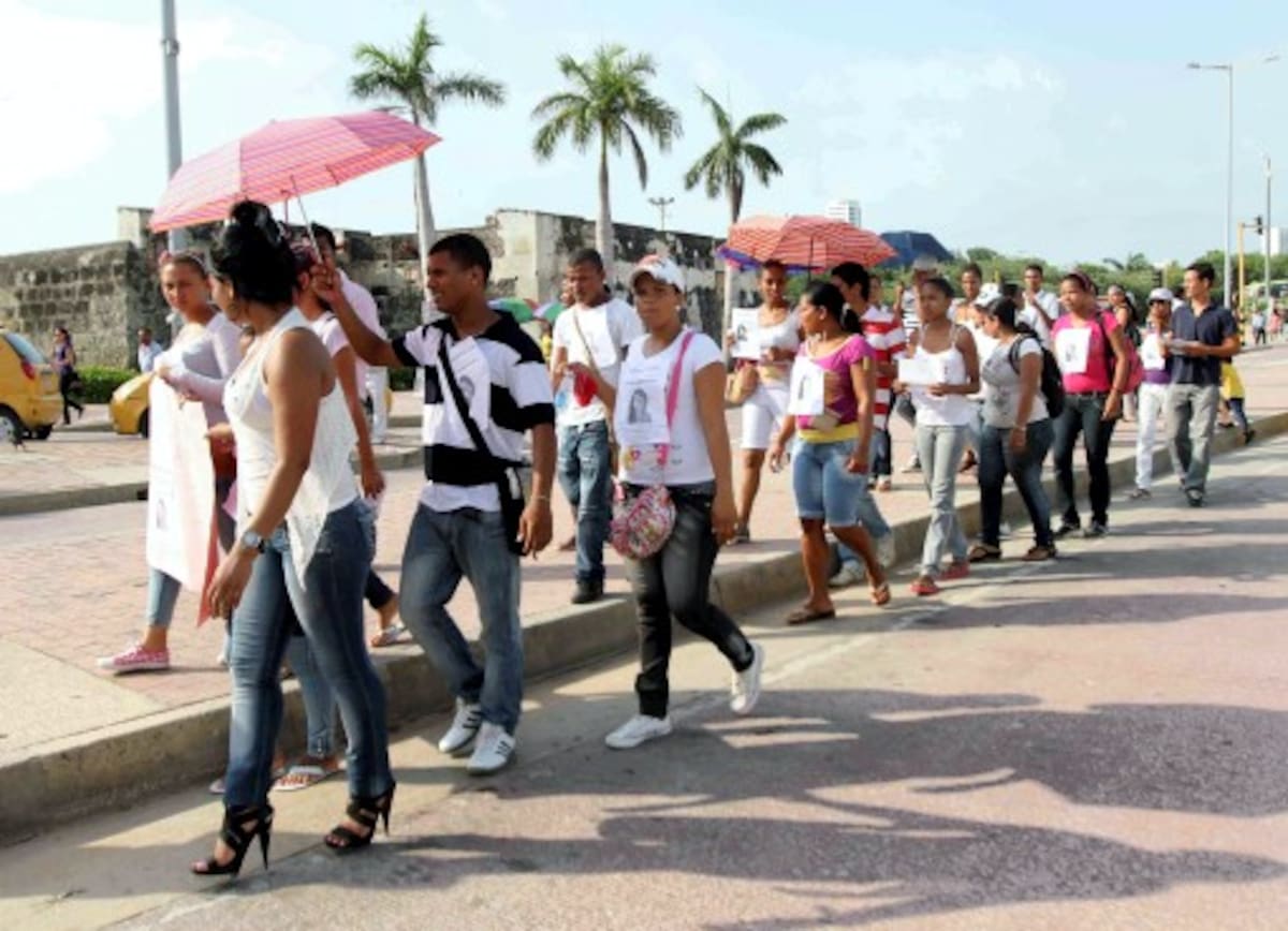 Hubo ayer en el Centro una marcha para pedir solidaridad en la búsqueda de la joven desaparecida Karina Cabarcas, y a pesar de no participar muchas personas, el hecho llamó la atención de los transeúntes, que se mostraron conmovidos. AROLDO MESTRE - EL UNIVERSAL