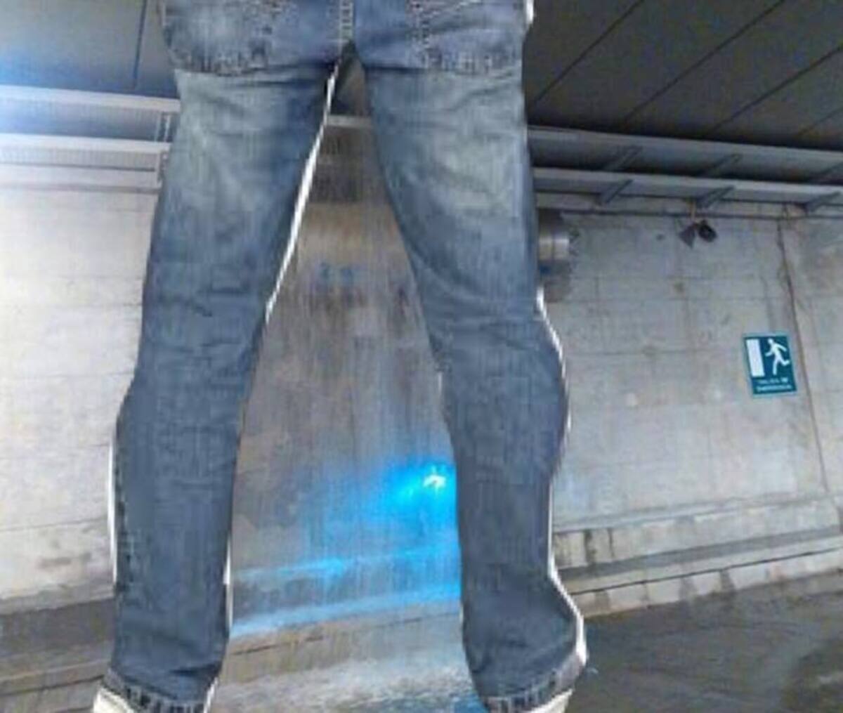 Frena aquí que tengo que ir al baño.