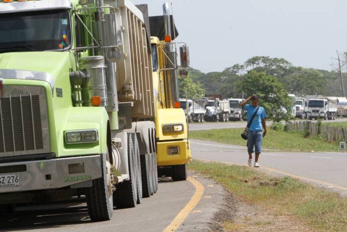 Debido al bloqueo de la carretera La Cordialidad, hubo caos vehicular por alrededor de 8 horas. JULIO CASTAÑO - EL UNIVERSAL