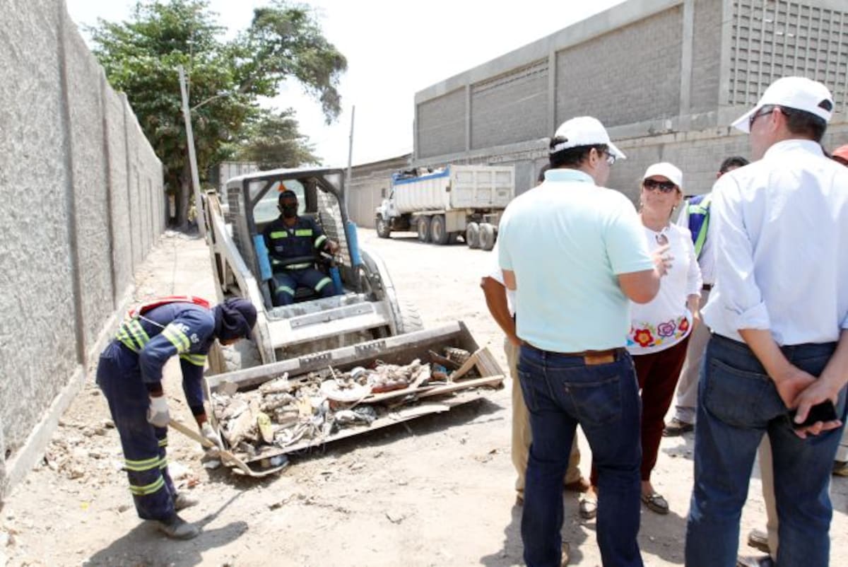 La Superintendente, acompañada de uno de los operadores del servicio de recolección de basuras en la ciudad, recorrió varios puntos críticos. // JULIO CASTAÑO-EL UNIVERSAL