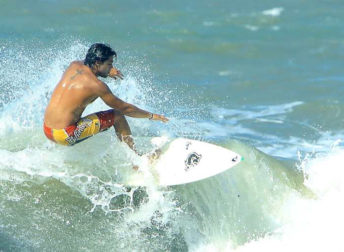En las playas del Laguito se practica surf, una de las muestras del turismo náutico de la ciudad. JULIO CASTAÑO-EL UNIVERSAL