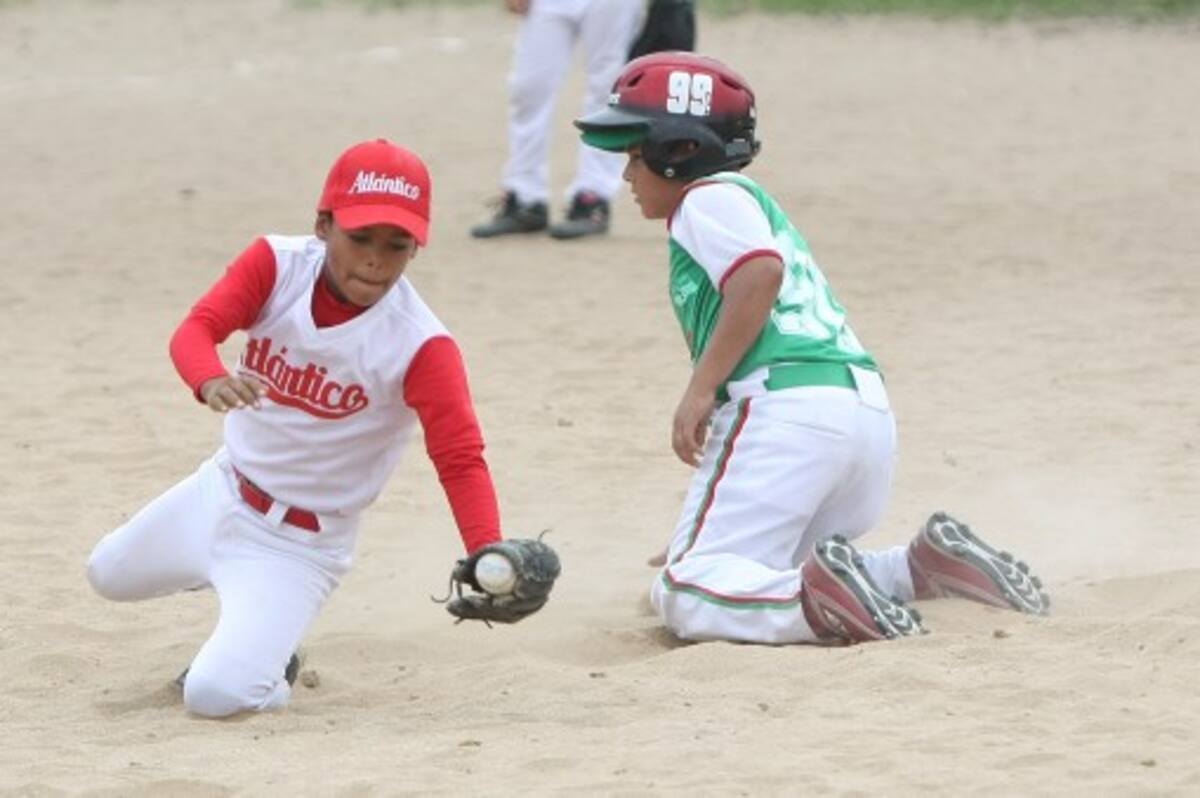 Alex Romero, de Sucre, llega quiero a primera base donde Rafael Pájaro, de Atlántico, trata de ponerlo fuera de circulación Aroldo Mestre-El Universal