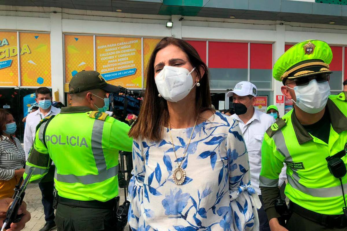 Ministra de Transporte socializa campaña de seguridad con mototaxistas