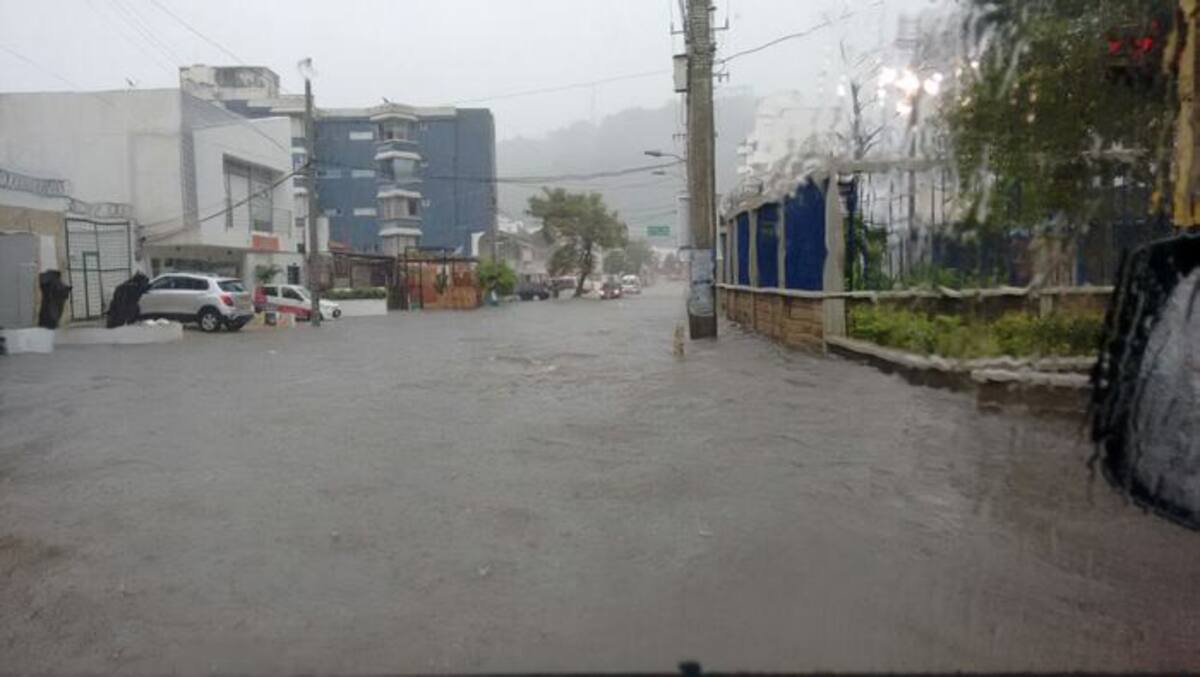 El Centro Histórico, El Socorro, San Fernando, El Educador, Las Palmeras, Villa Estrella, Fredonia y Rosedales fueron algunas de los barrios que reportaron inundaciones.