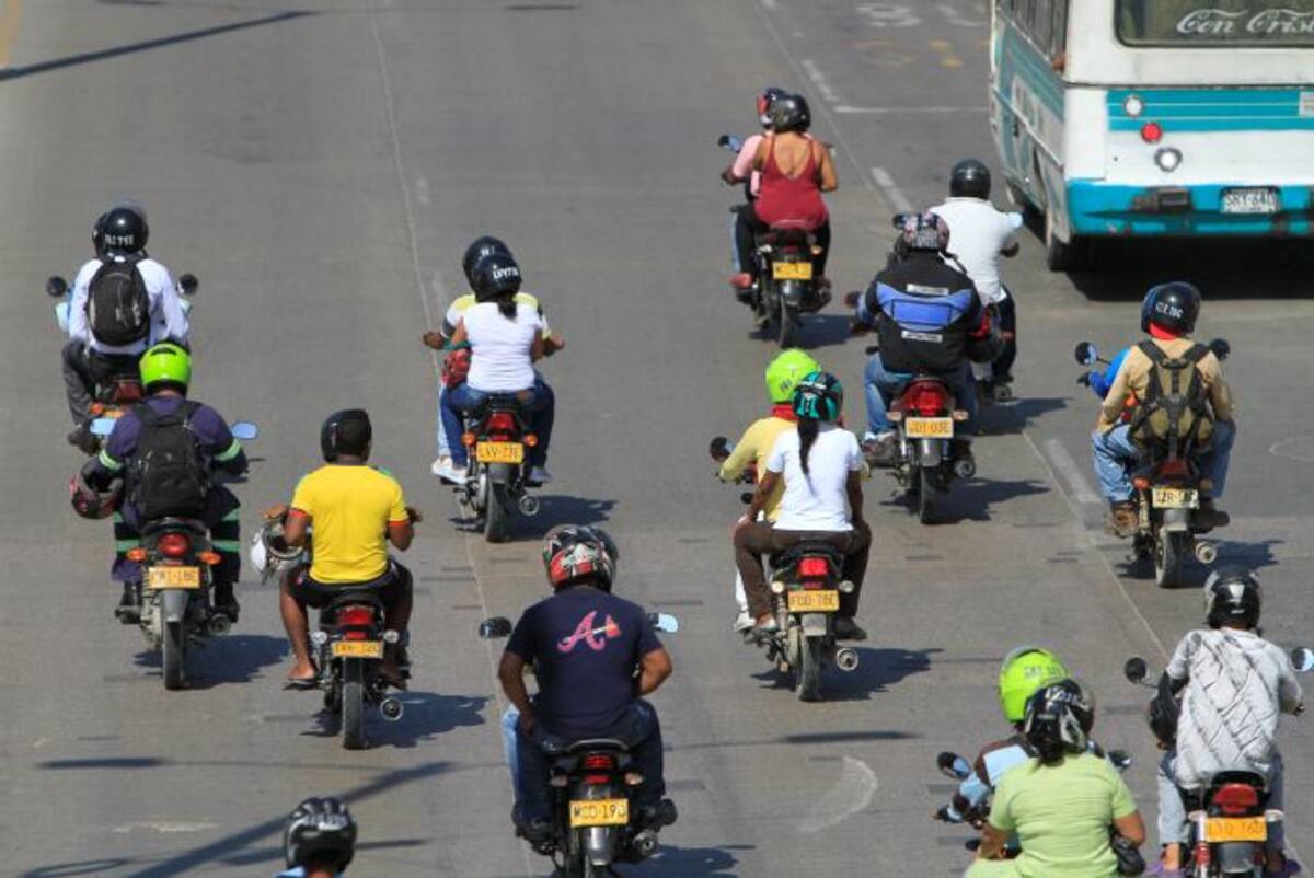 En Cartagena se pueden conseguir cascos incluso desde $20 mil. Con la reforma, los cascos costarían más de $180 mil, dependiendo de la marca o tipo. Julio Castaño-El Universal