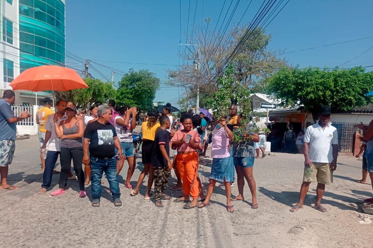 ¡Cuatro días sin luz! Habitantes en Olaya bloquean la Pedro Romero