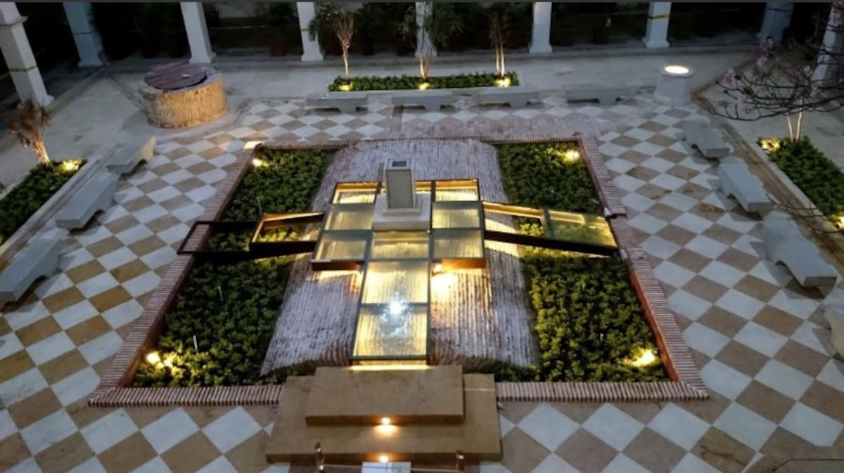 Así luce la iluminación del patio central del Claustro de La Merced. FOTO: @UNI_CARTAGENA