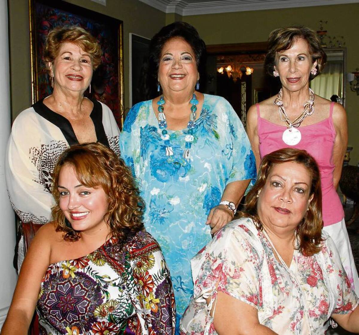 De pie: Cecilia Pinzón, Luchy Del Portillo y Rosario Pinzón de Martínez; sentadas: Catalina de Pombo y María Rosario Ramos de López.