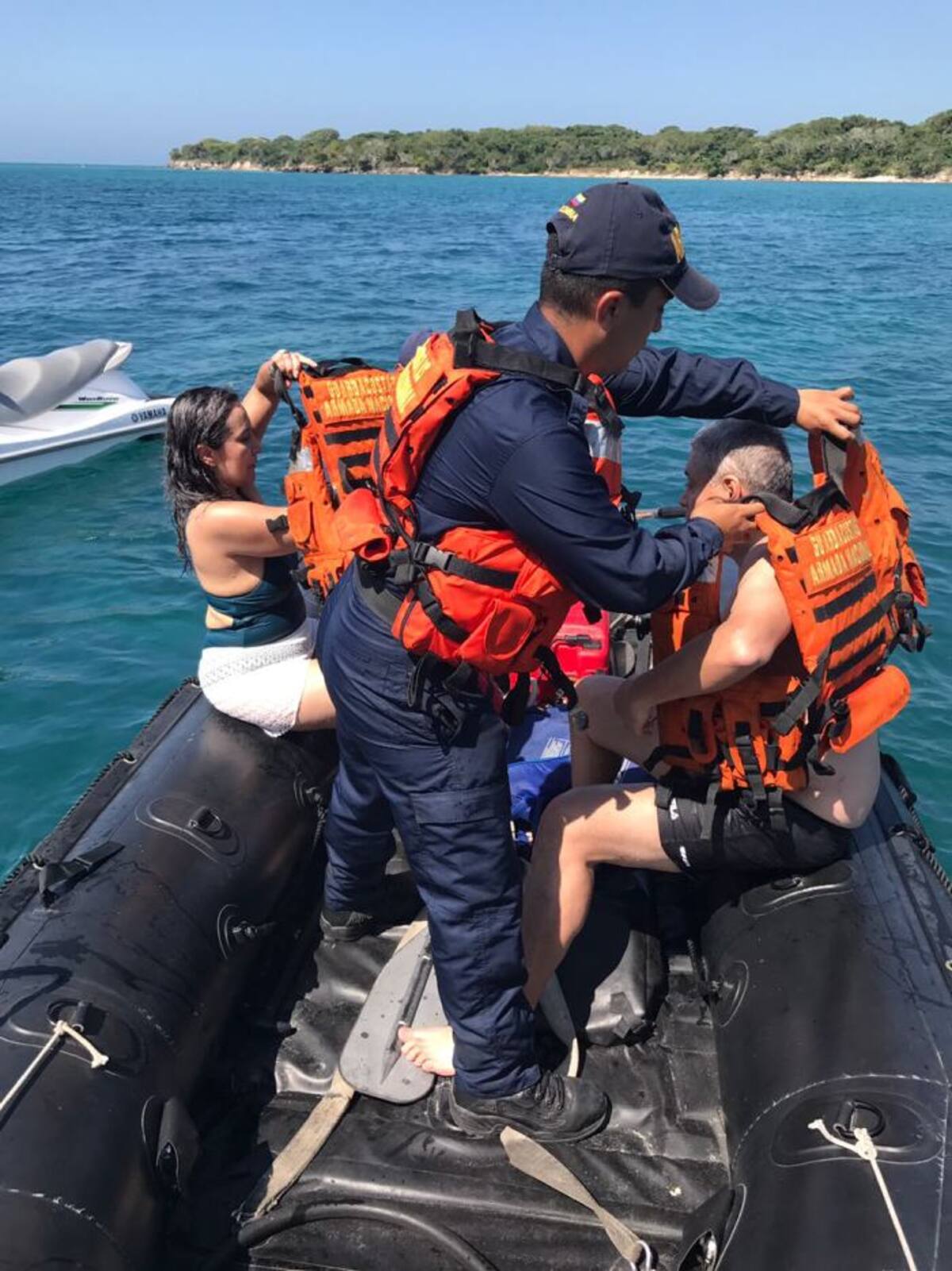 Los dos rescatados se encontraban navegando en un jetski cuando fuertes corrientes marinas volcaron la embarcación. foto cortesía