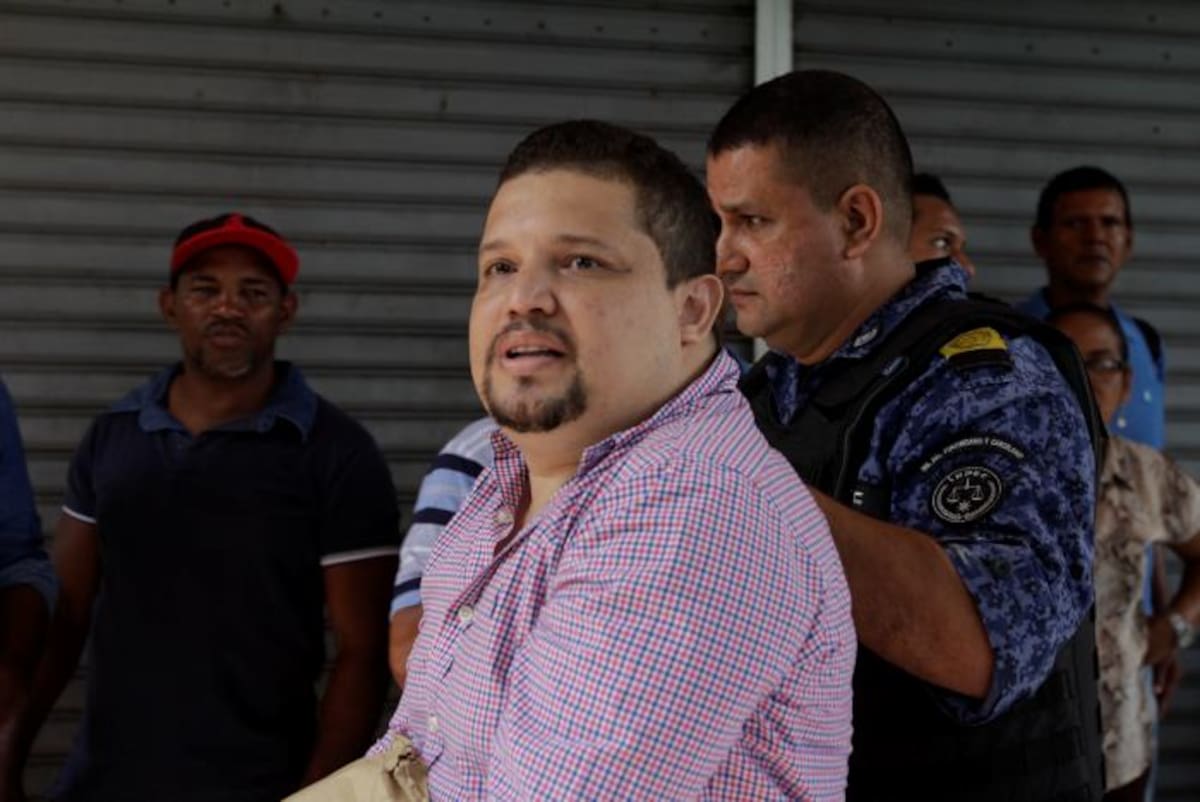 José Julián Vásquez ingresado por personal del INPEC a la sala de audiencia. Luis Eduardo Herrán