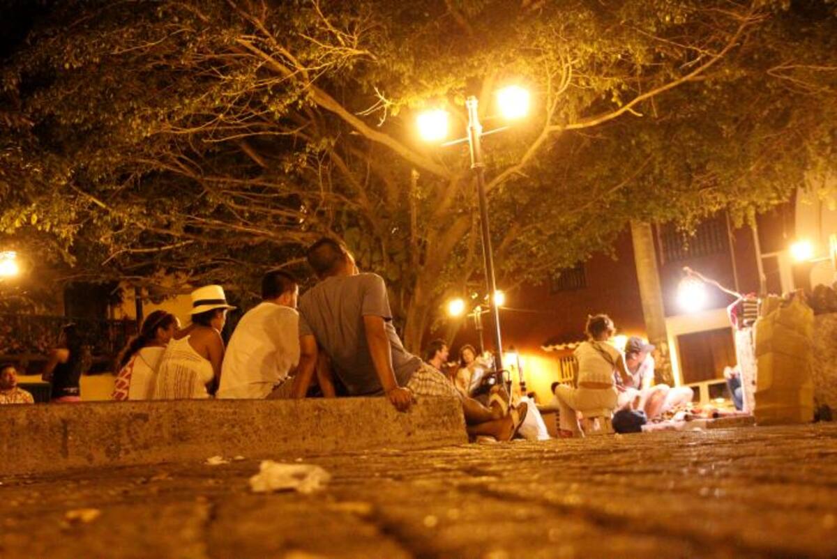 Algunos casos disfrutan de la música de esos establecimientos sentados en el piso y tomando una cerveza NAYIB GAVIRIA AMADOR - EL UNIVERSAL