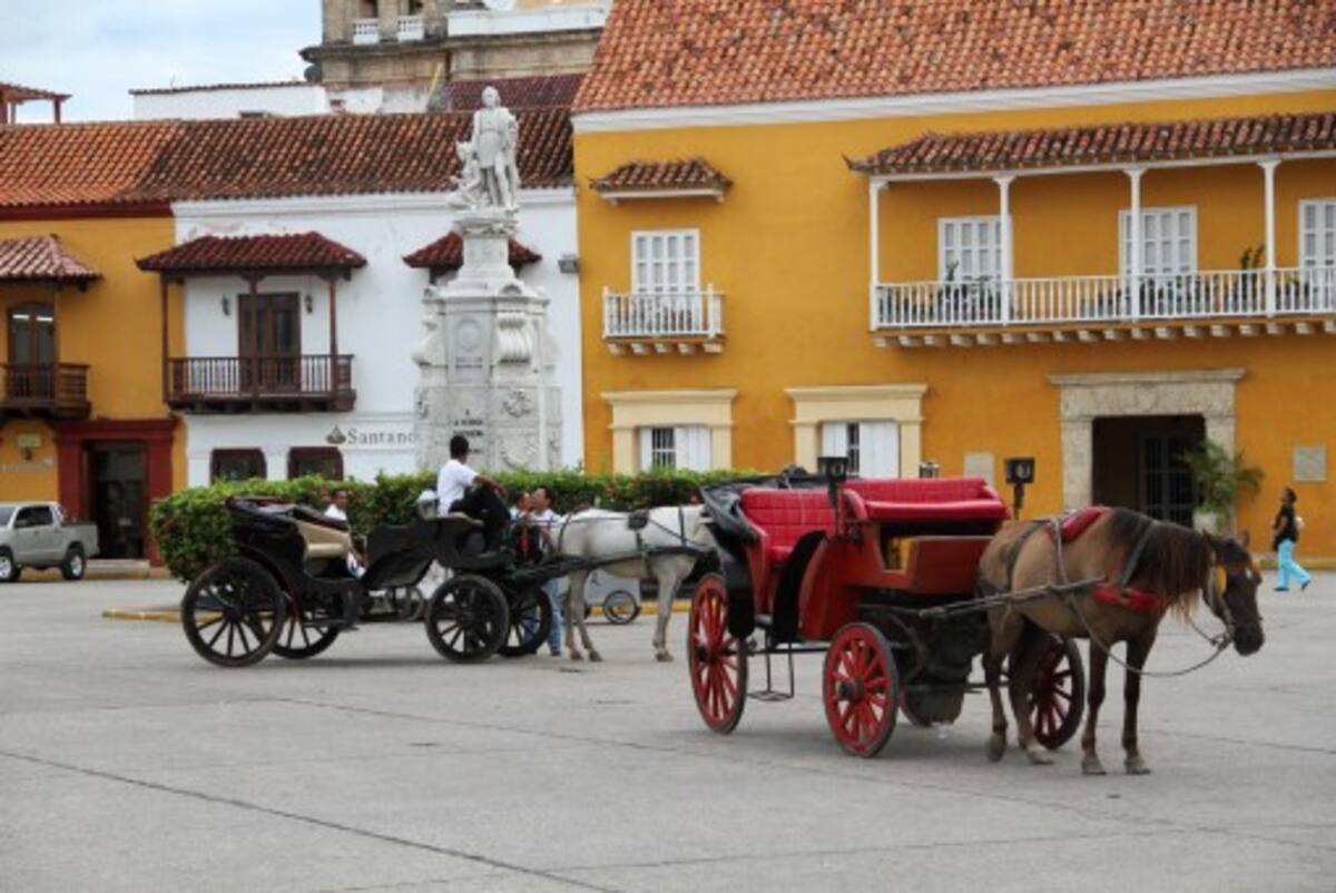 La Palza de la Aduna no figura en el Decreto como zona de parqueo de los Cocheros, sin embargo allí la pasan todos los días.