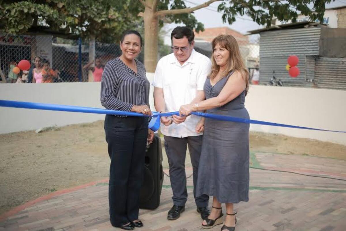 La primera dama del Distrito y la presidenta de Inversiones Ingrid, María Buendía, inauguraron el parque que antes era un lote abandonado. Foto: Cortesía