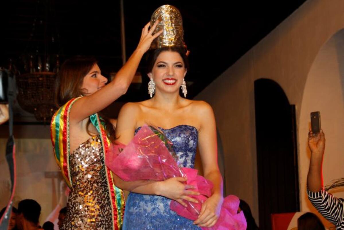 Gabriela Puente recibió la corona de manos de Juliana Dahl. Luis Eduardo Herrán