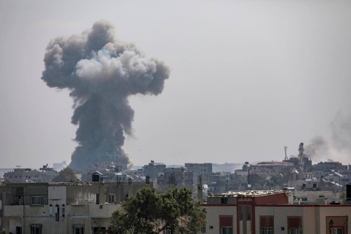 Israel continúa los ataques por tierra y aire en el centro de Gaza