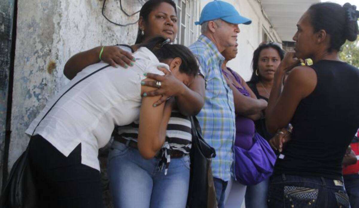 En la foto, Martha y Edna Margarita (Una de blusa blanca y la otro de blusa negra), compañeras del vigilante asesinado.