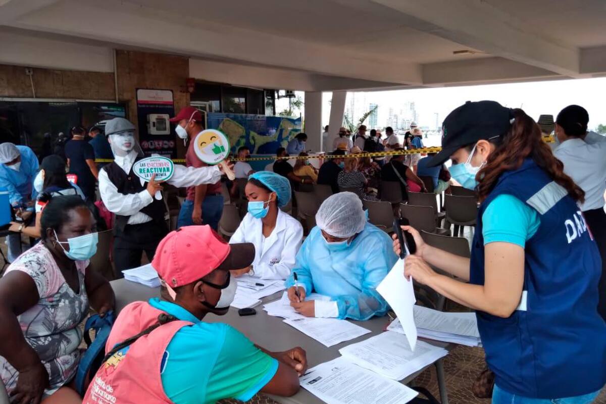Arranca vacunación a comerciantes y vendedores ambulantes en Cartagena