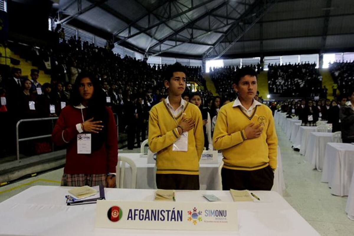 Cerca de 1.500 estudiantes de los colegios públicos y privados de Bogotá inauguraron este jueves la primera y más grande simulación de la Asamblea General de las Naciones Unidas. COLPRENSA