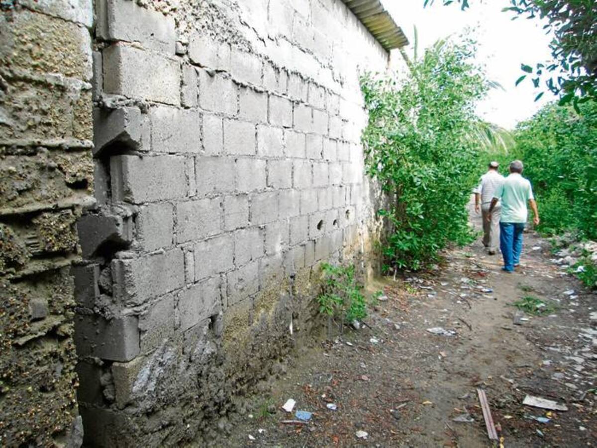 Para llegar al furtivo, pero monumental relleno e invasión de Manga, hay que cruzar este angosto pasaje. PEDRO TORRES-GENTE BAHÍA