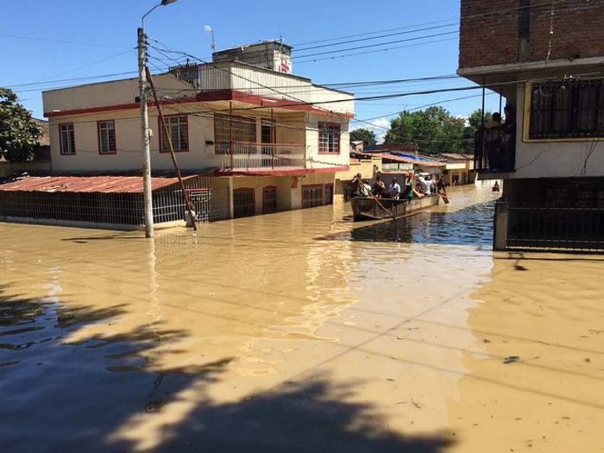 El alto nivel del río Cauca no dio tregua y este fin de semana se salió en algunos sectores, dejando inundaciones en Juanchito y la zona rural de Cali, como Navarro y El Hormiguero. //Colprensa.