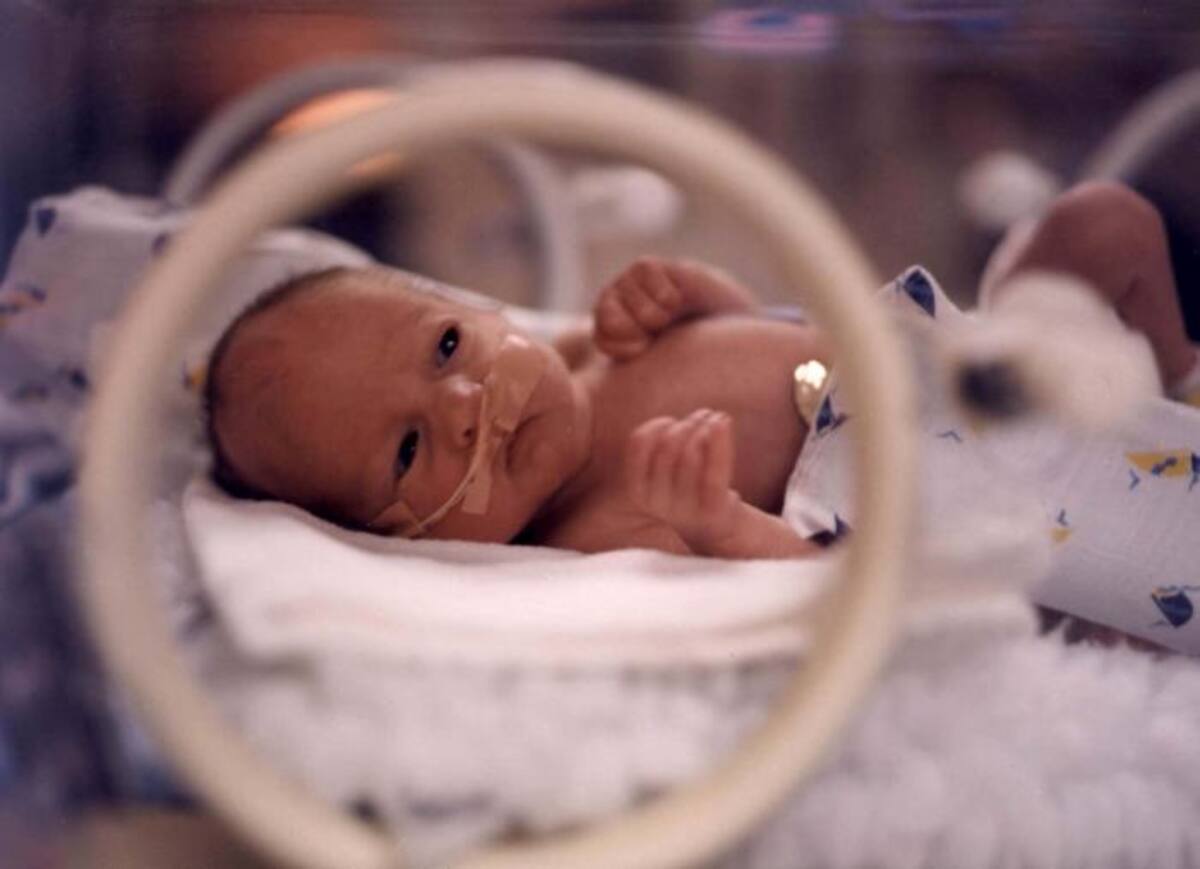 Kenneth McCaughey, el primero de los septillizos al nacer. REUTERS