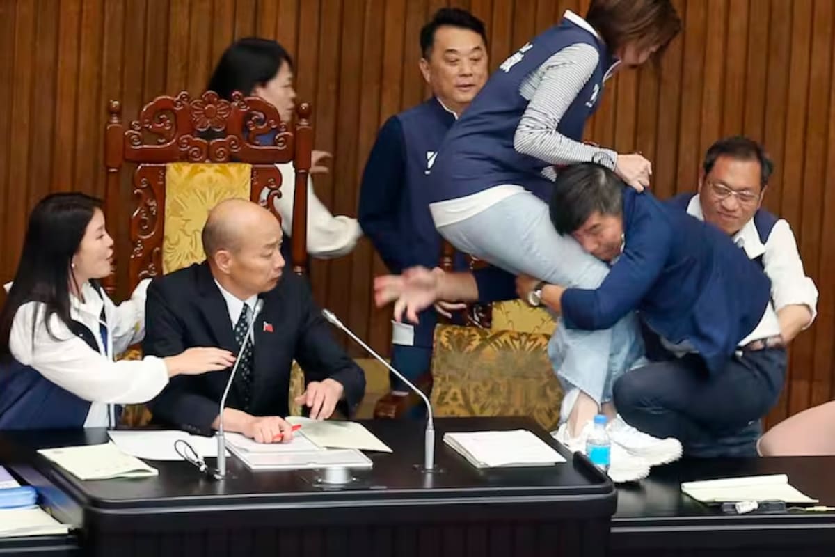 Video: legisladores de Taiwán se fueron a los golpes en plena sesión del Parlamento