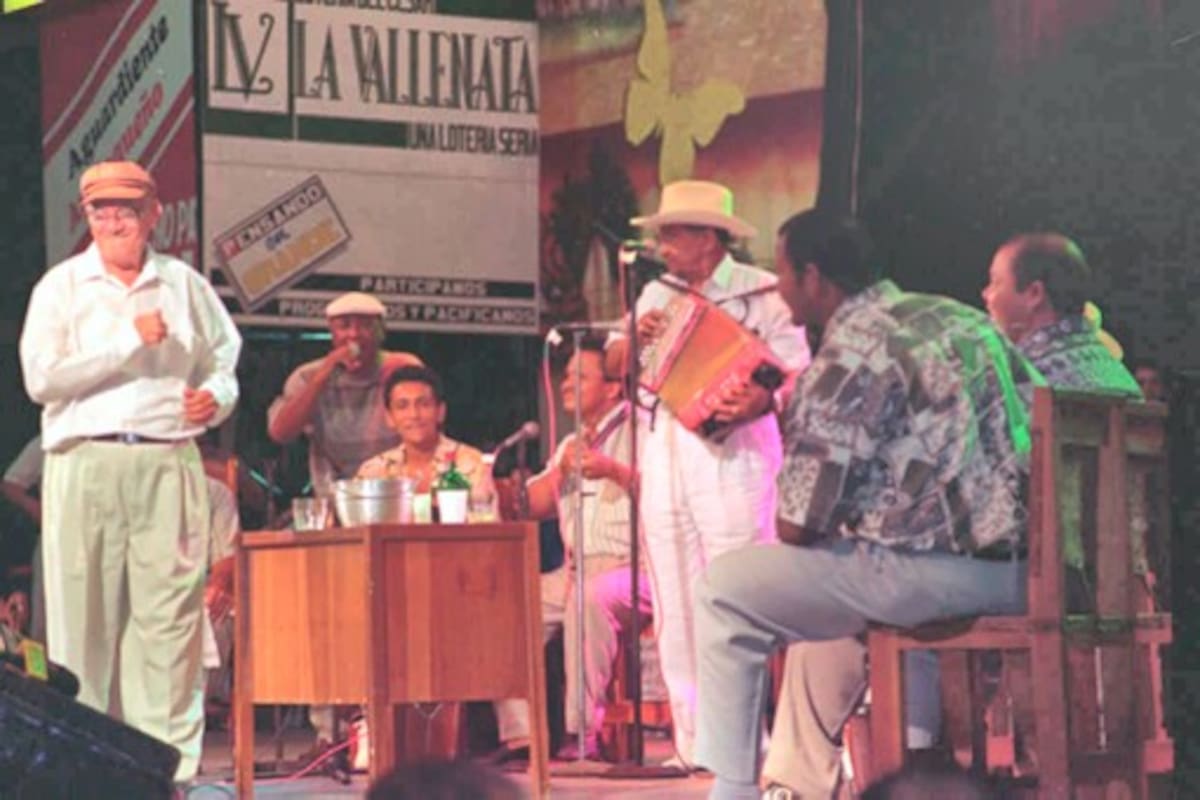 Los legendarios Emilianito Zuleta y Lorenzo Morales -quien ejecuta el acordeon- sobre la Tarima Francisco el Hombre en 1997. ARCHIVO