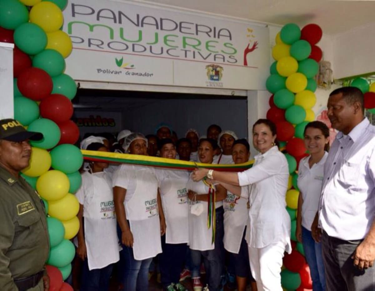 Ana Elvira Gómez de Gossaín, primera dama de Bolívar, junto al alcalde de Clemencia, Jorge Luis Batista, inauguraron una de las unidades productivas de las que se crearon en los municipios. Cortesía