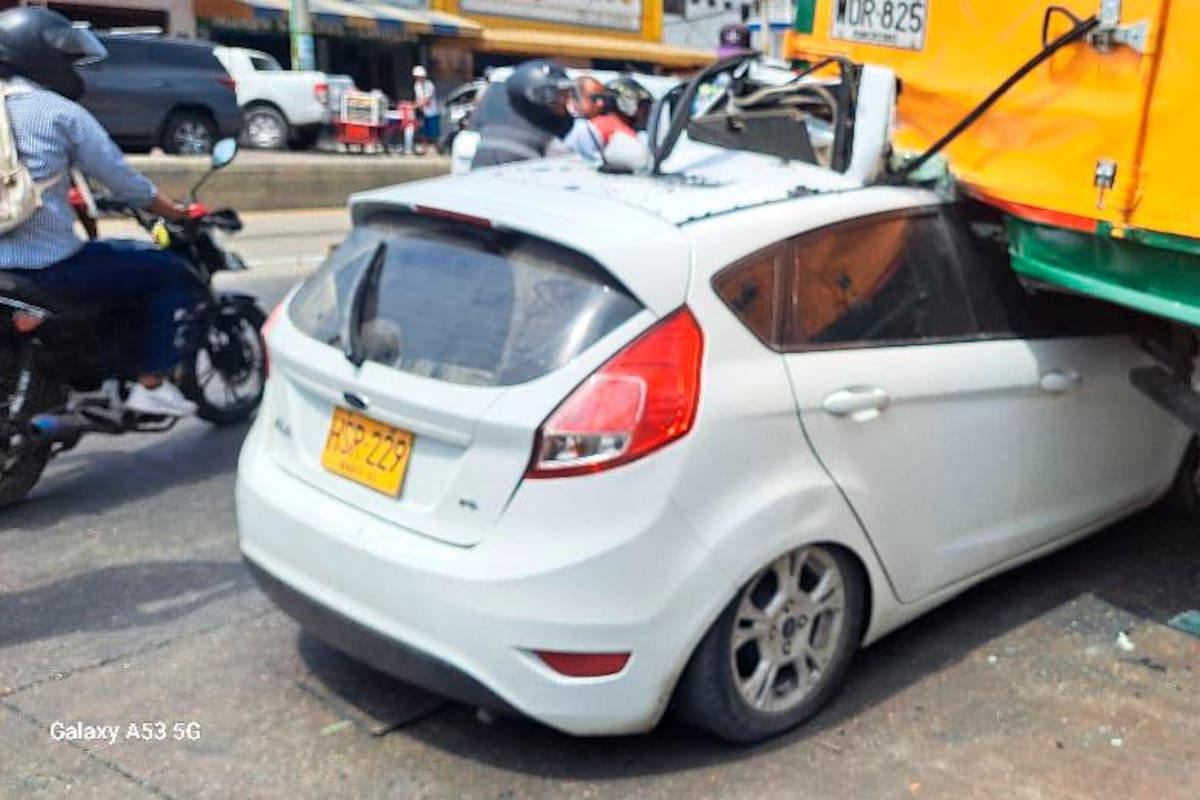 Aparatoso choque entre carro y camión en la avenida Pedro de Heredia