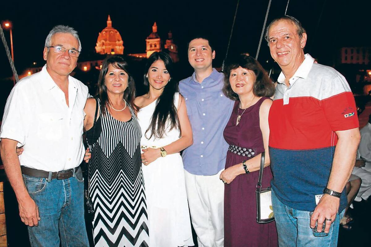 Raúl Rodríguez, Martha Luz Ballestas; los novios, María Alejandra Rodríguez Ballestas y Marc Gualtievi; Nanay Gualtievi y Robert Gualtievi. Fotos Zenia Valdelamar/El Universal/