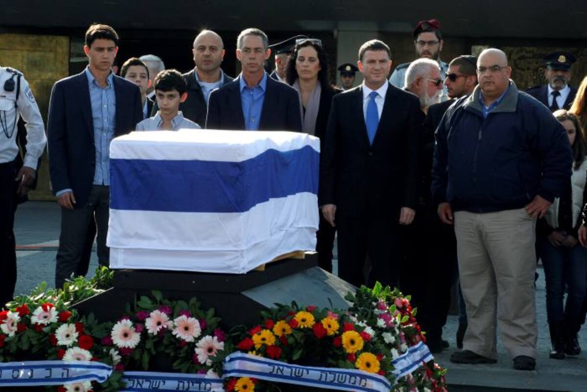Los hijos y familiares despidiendo al ex primer ministro. AFP GALI TIBBON