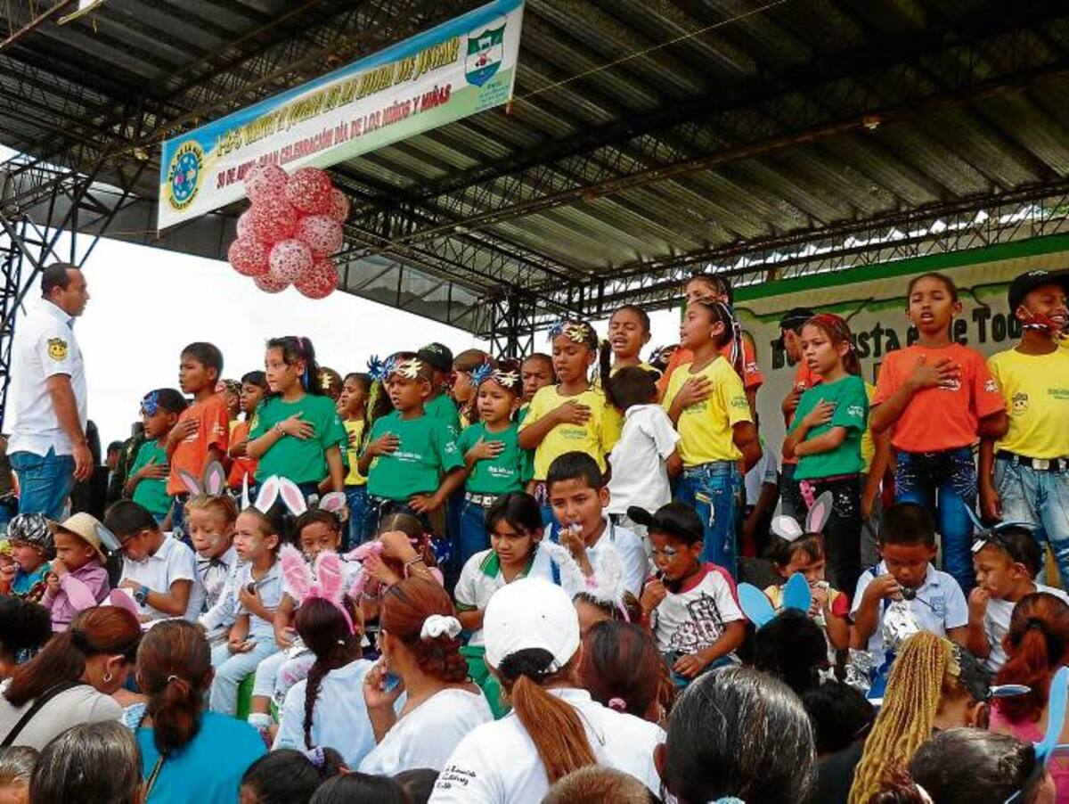 GERMÁN MADERA/EL UNIVERSAL El alcalde Félix Gutiérrez estuvo con los chiquitines durante la clausura del Mes de la Niñez y la Recreación.