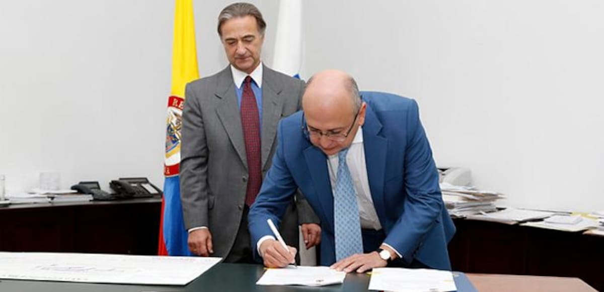 El fiscal Eduardo Montealegre recibiendo el aporte. COLPRENSA