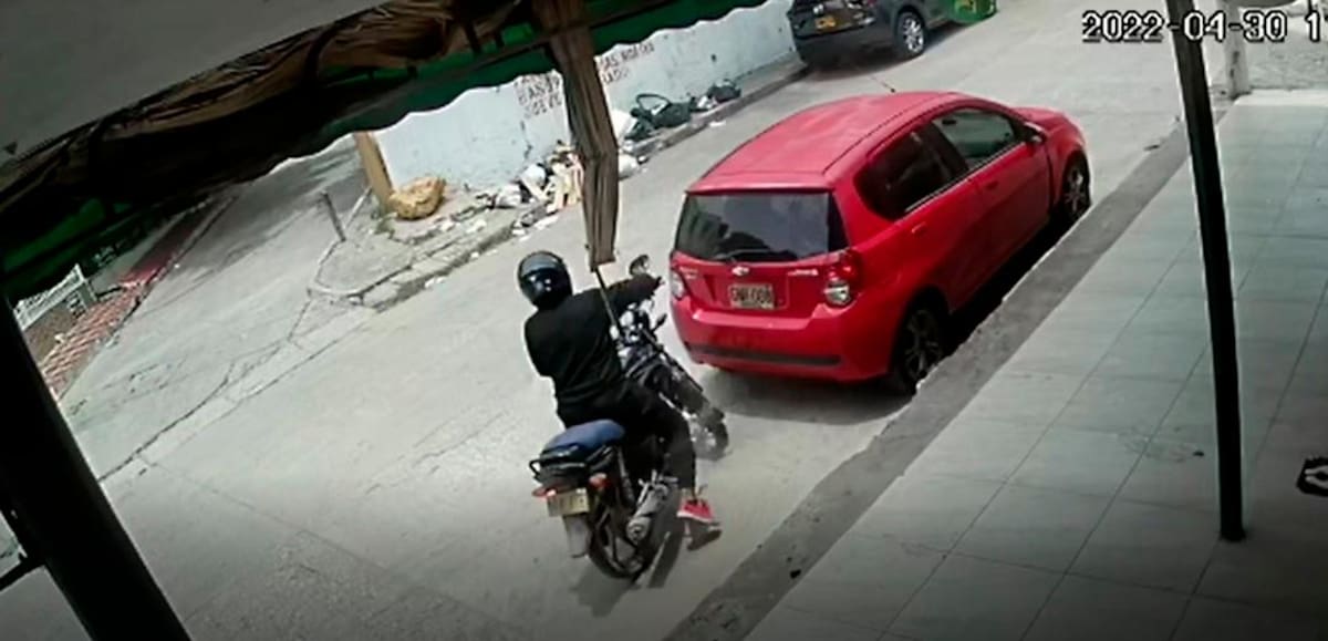 El sujeto huyó rápidamente del sitio, pero su actuar quedó grabado.