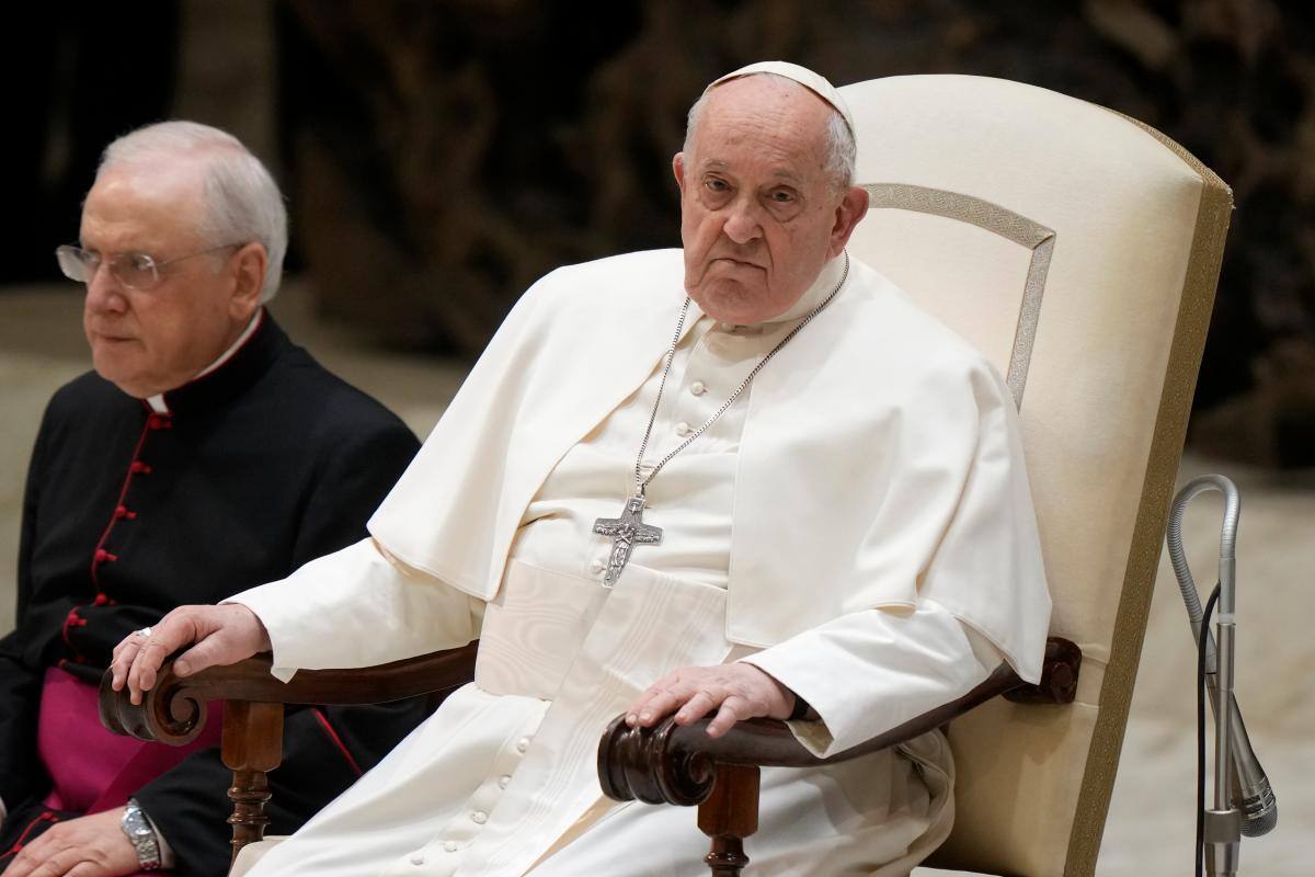 El papa pide a asistente que lea su discurso; hay preocupación por su salud