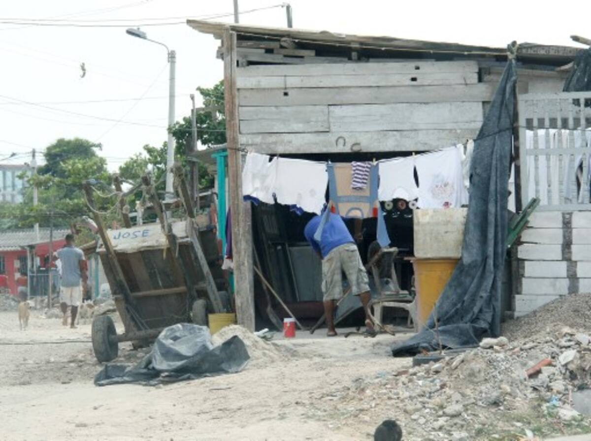 Las casuchas de invasores que se levantan y aumentan en las orillas del Caño Juan Angola, a la altura del barrio Torices, cerca al Puente Benjamín Herrera, están conta-minando esta importante cuerpo de agua. Kailline Giraldo Bejarano