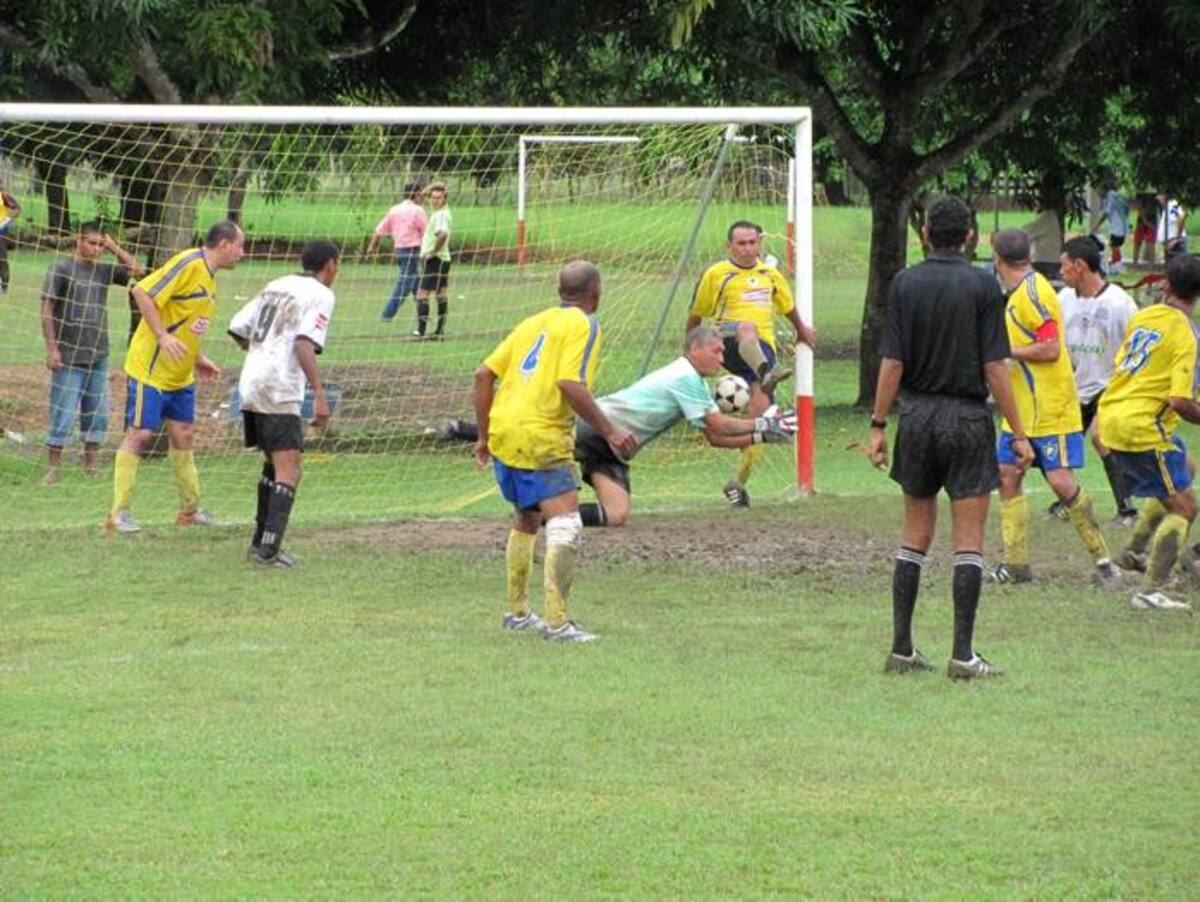 Con muchas emociones se juega el Torneo de Minifútbol Copa Aguardiente Real que se juega en la Corporación Deportiva Nuevo Milenio de Montería.