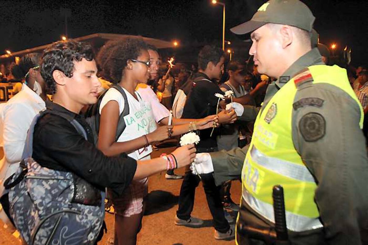 Los estudiantes entregaron flores a algunos policías en señal de paz. EL UNIVERSAL, AROLDO MESTRE