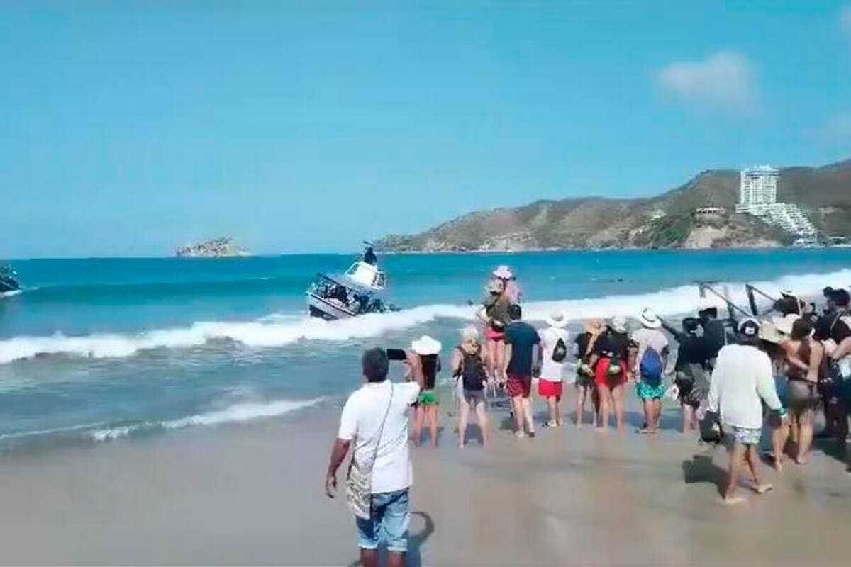Video: Lancha con turistas se voltea en playa de El Rodadero