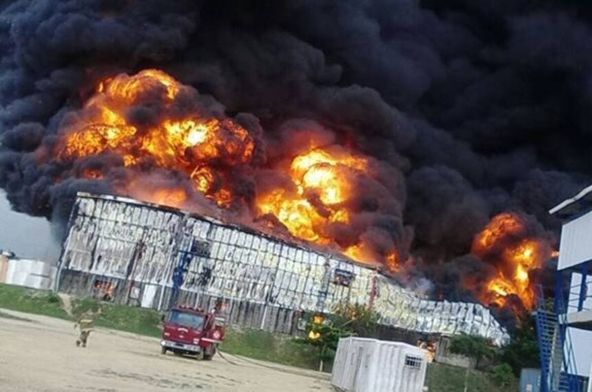 Para atender la emergencia y evitar que el fuego se propagara hacia otras bodegas y empresas, necesitaron utilizar todas las máquinas del Cuerpo de Bomberos de Cartagena. Foto: Cortesía