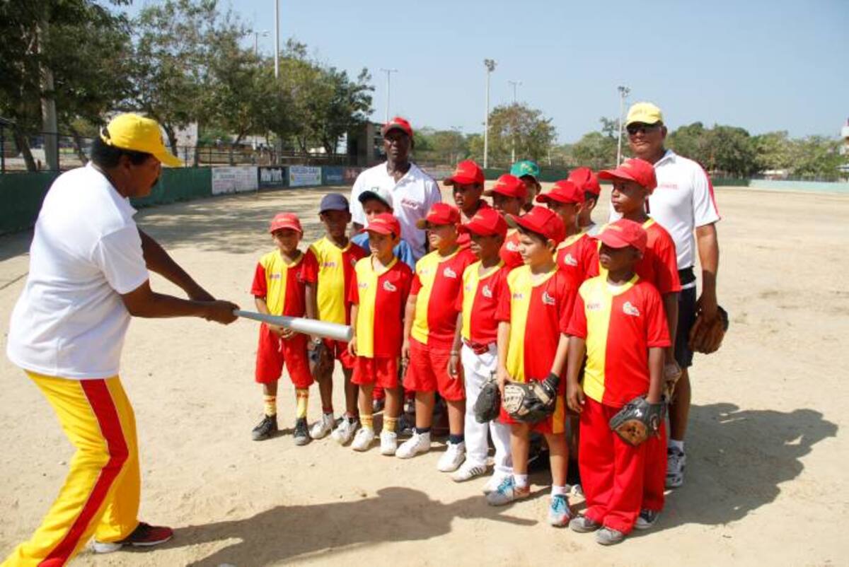 El legendario Orlando ‘Ñato’ Ramírez da indicaciones a los niños en compañía de los instructo-res Eusebio Moreno y Álvaro Blanco durante la práctica de ayer en el estadio de sóftbol de El Cam-pestre. Óscar Díaz Acosta-El Universal