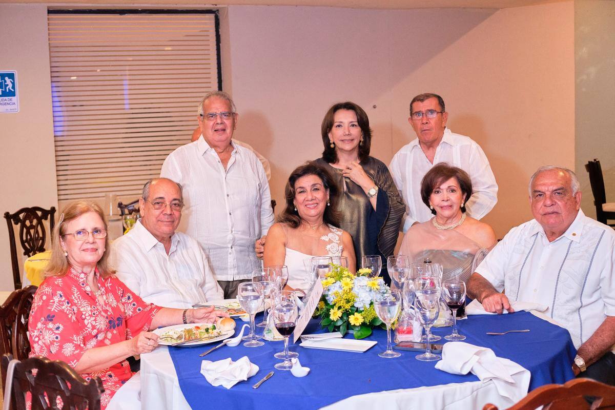 De pie: Felipe Mendoza, Lucy Toro y Jairo De La Vega. Sentados: María Eugenia González, Alcides Bonfante, Milena Hernández, Magali Vilar y Marco Vásquez.
