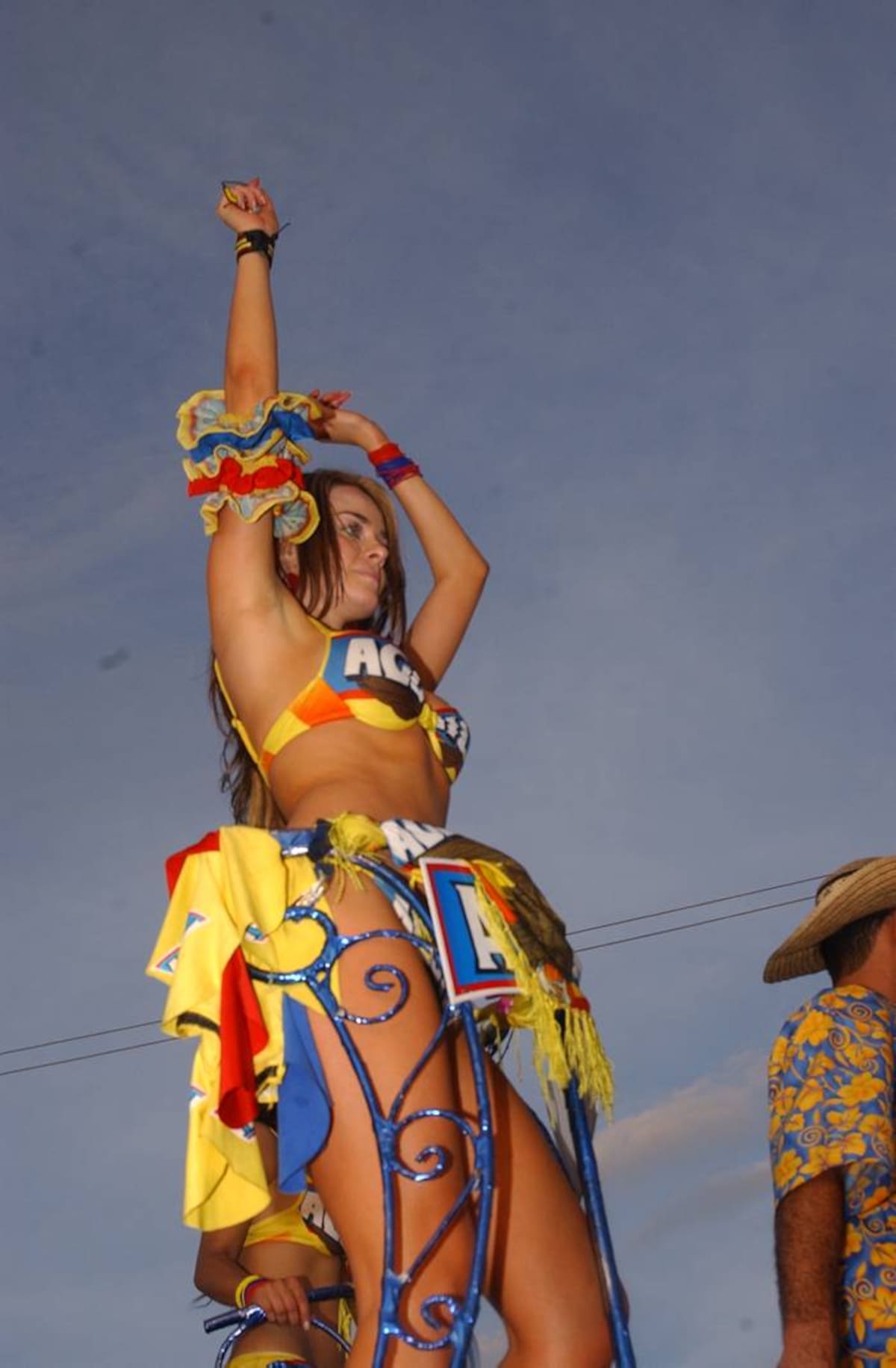 Las chicas Águila participan en las fiestas que se realizan en los diferentes departamentos desbordando su alegría y belleza.