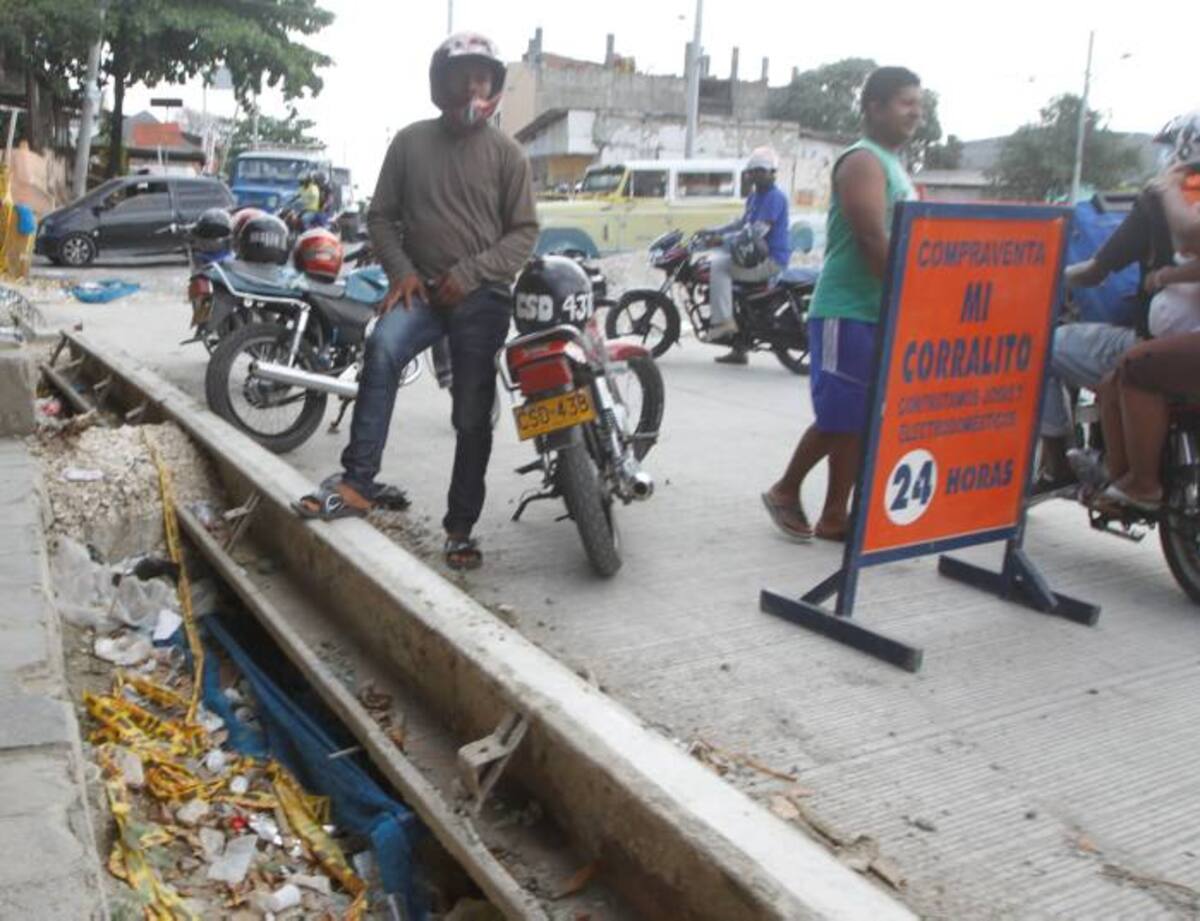 Pese a que está siendo intervenida, la vía aledaña al antiguo Hielo Imperial, sigue siendo utilizada para el parqueo y paso de motociclistas, los cuales se exponen a ser golpeados por alguna de las máquinas pesadas que trabaja en la zona. JULIO CASTAÑO BELTRÁN - EL UNIVERSAL